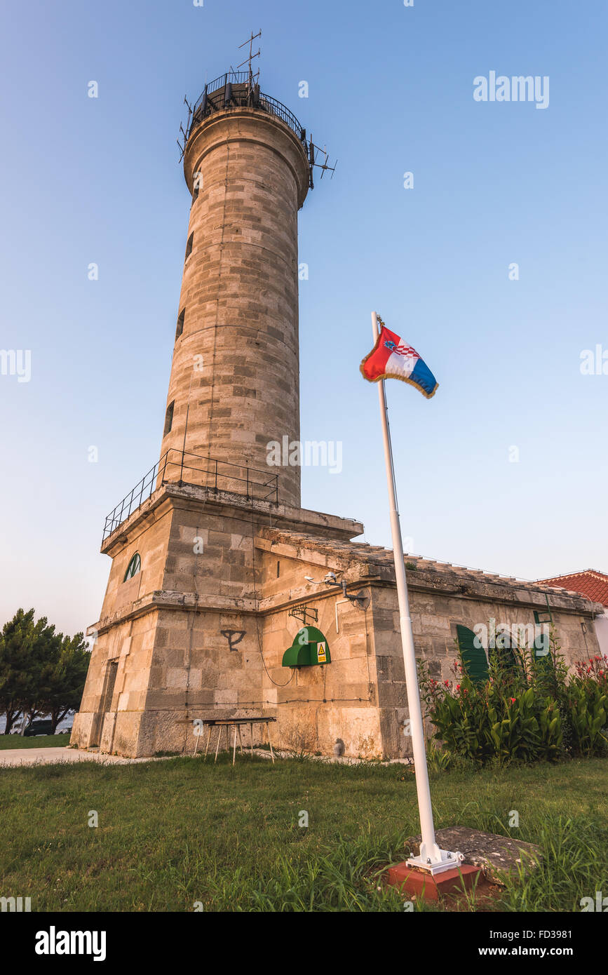 Savudija Leuchtturm mit kroatischen Flagge, die meisten westlichen Punkt der Balkan-Halbinsel und den ältesten Leuchtturm in Kroatien (Bu Stockfoto