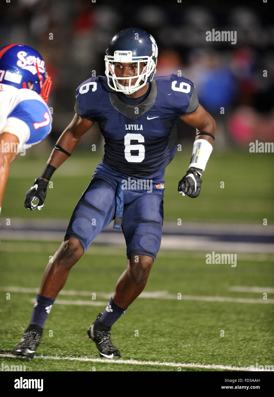 Los Angeles, CA 9/25/15.Loyola Cubs defensive Back/Wide Receiver (6) David Long, und Michigan Wolverines verbale verpflichten, in Aktion, die Entsendung eines 35-17 Verlust über die Serra Cavaliers auf Freitag, 25. September 2015. (Obligatorische Credit: Jose Marin/MarinMedia.org/Cal Sport Media) (original UN bearbeitete JPG und RAW digitale Datei auch vorhanden) (Verwenden Sie bitte alle kompletten Fotograf und Unternehmen Kredite wie in diese Beschriftung dargestellt) Stockfoto