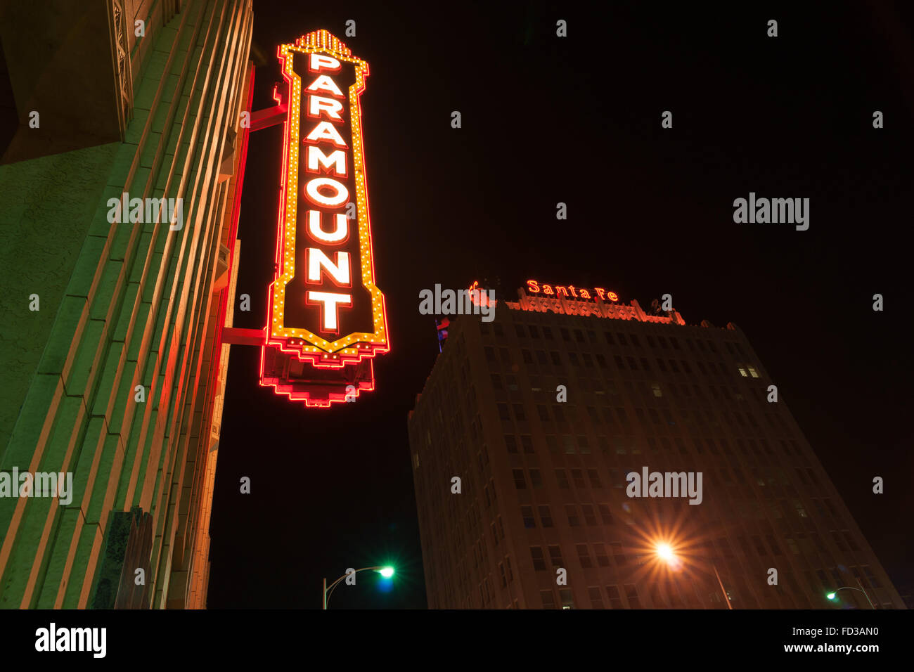 Städtischen Leuchtreklamen und Beleuchtung, die historischen Paramount Theater im Jahr 1932 erbaut und Santa Fe Gebäude unterzeichnen ursprünglich Bürogebäude für Stockfoto