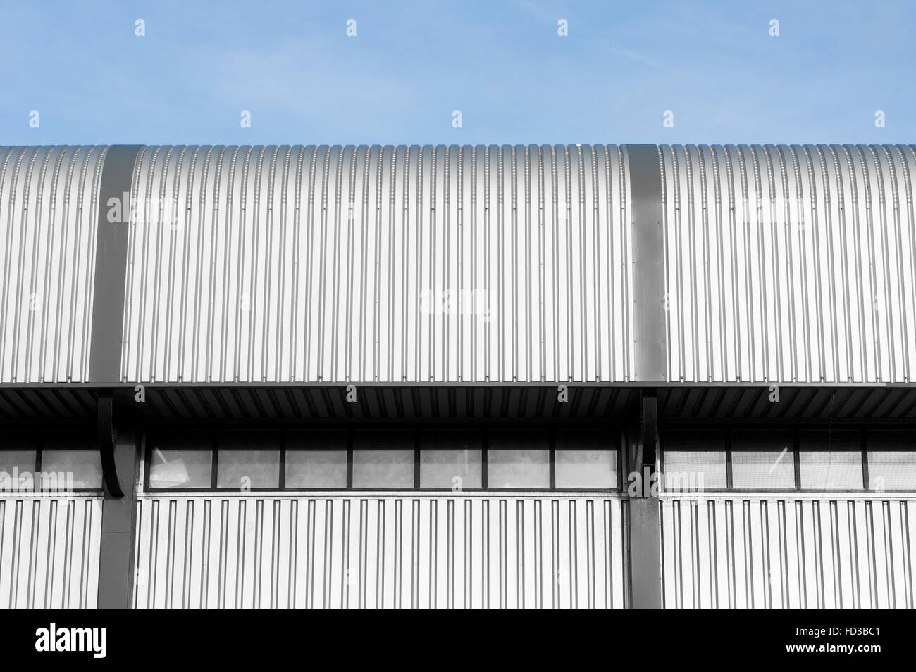 Teil eines Geschäftshauses mit einem gewellten Metall außen Stockfoto