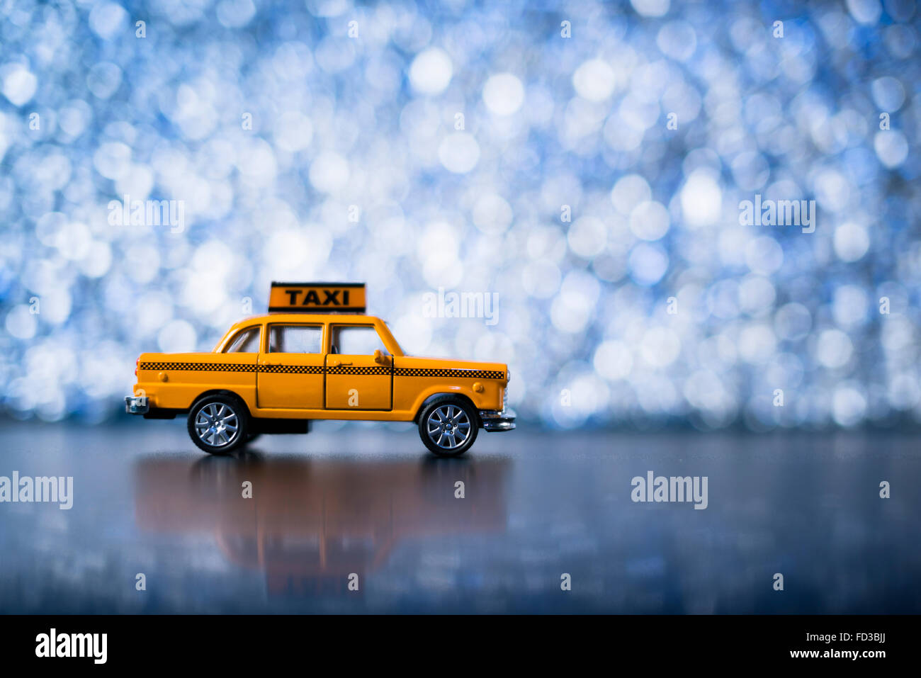 Gelbes Taxi auf Türkis Bokeh Hintergrund. Stockfoto