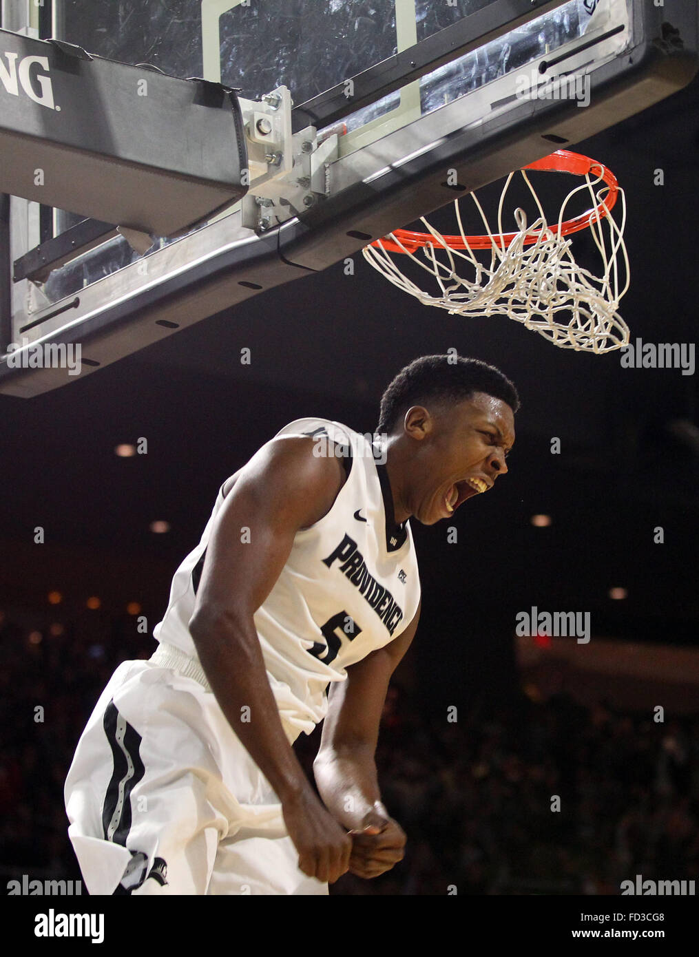 26. Januar 2016; Providence, RI, USA; Providence Friars vorwärts Rodney Bullock (5) reagiert nach den Ball in der ersten Jahreshälfte eine NCAA Basketball-Spiel zwischen dem Xavier Musketeers und Providence Friars bei Dunkin ' Donuts Center dunking. Xavier besiegt Providence 75-68. Anthony Nesmith/Cal-Sport-Medien Stockfoto