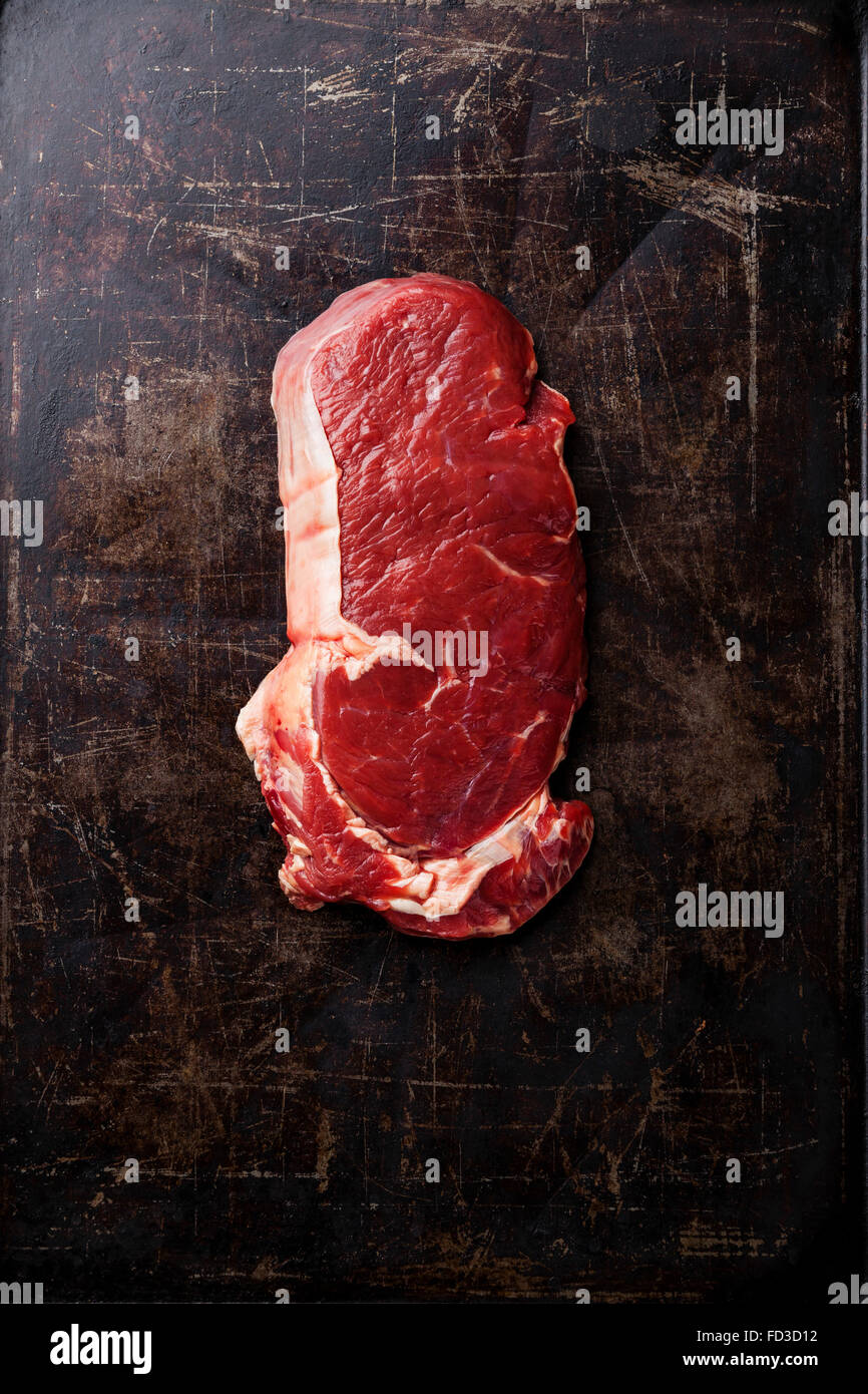 Rohes Frischfleisch Striploin Steak auf dunklem Metall Stockfoto