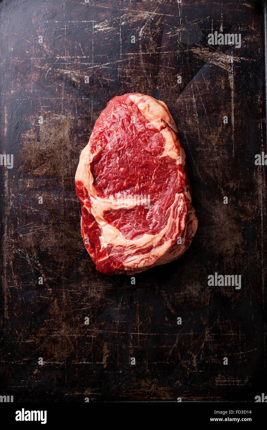 Rohes Frischfleisch Ribeye Steak auf dunklem Metall Stockfoto