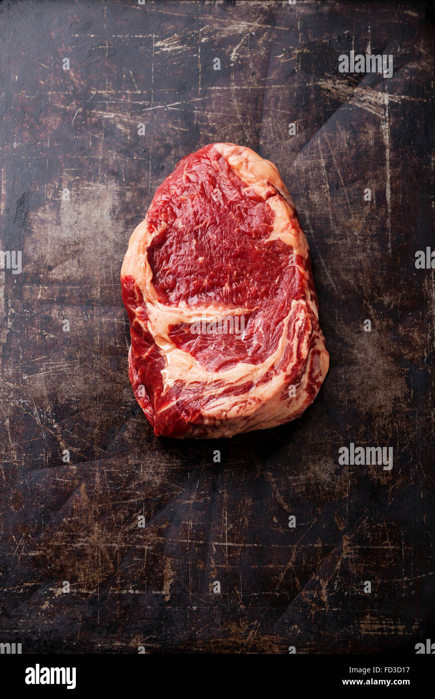 Rohes Frischfleisch Ribeye Steak auf dunklem Metall Stockfoto