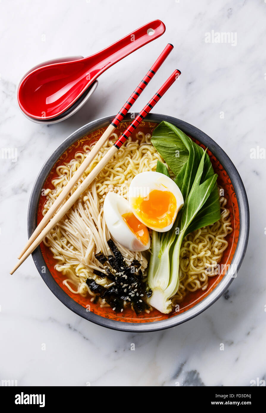 Ramen asiatische Nudeln mit Ei, Enoki und Pak Choi Kohl auf weißem Marmor Hintergrund Stockfoto