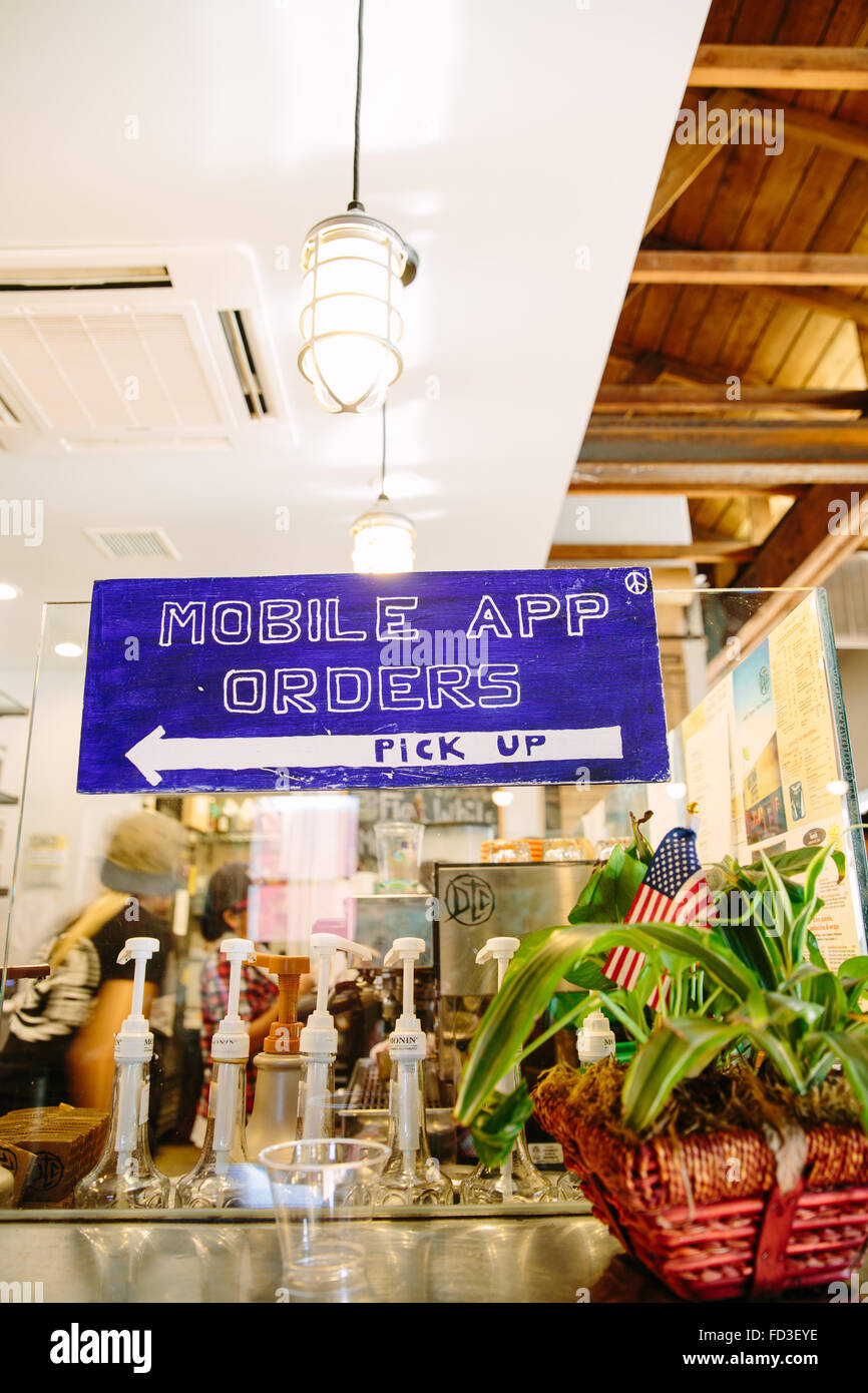 Die Abholung der Zähler in einem lokalen Indie-Café in Santa Monica, Kalifornien. Stockfoto