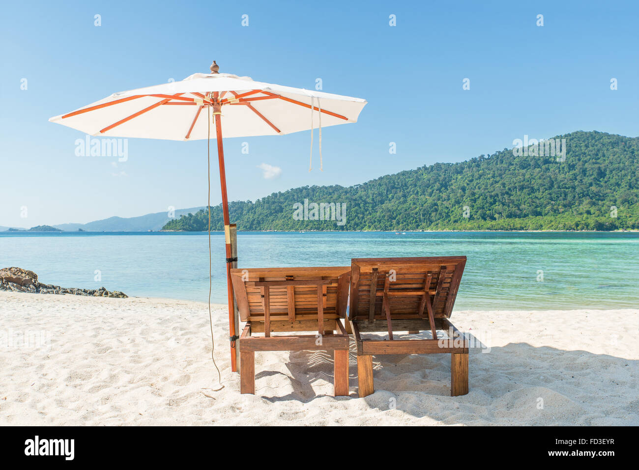 Sommer, Reisen, Urlaub und Ferien-Konzept - Liegestühle und Sonnenschirm am Insel Phuket, Thailand Stockfoto