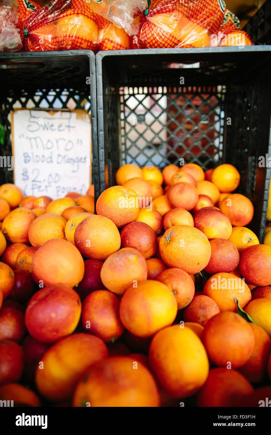 Lebendige Orangen erscheinen an einem Stand in der Farmers Market in Santa Monica, Kalifornien. Stockfoto