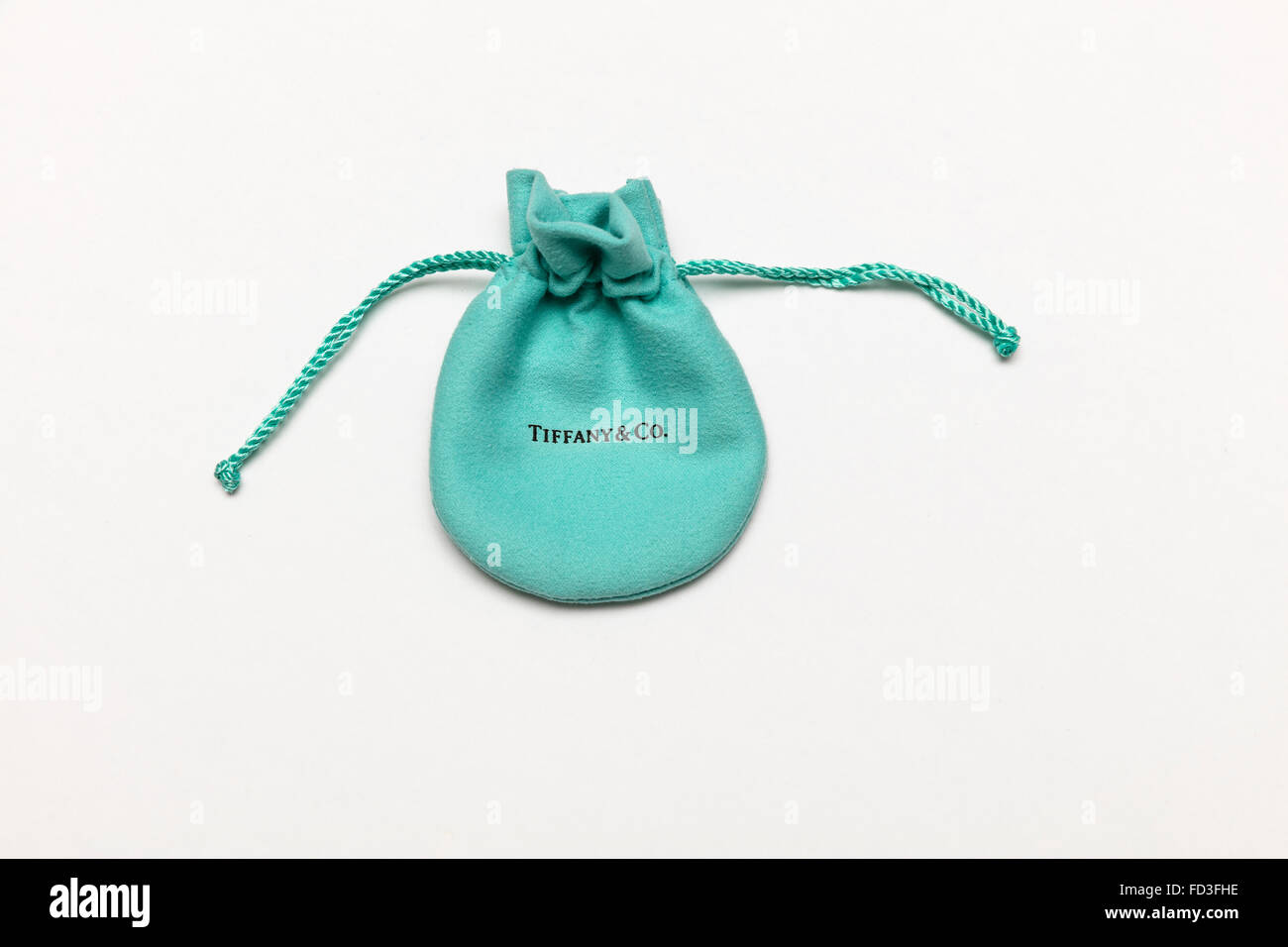 Authentische blauer Verpackung von Tiffany & Co. Schmuck speichern in New York City; † auf weißem Hintergrund Stockfoto