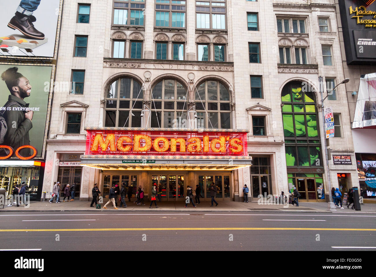 Vintage Festzelt Schild über dem Eingang der McDonald's-Restaurant in New York City - 42nd Street, Time Square Stockfoto