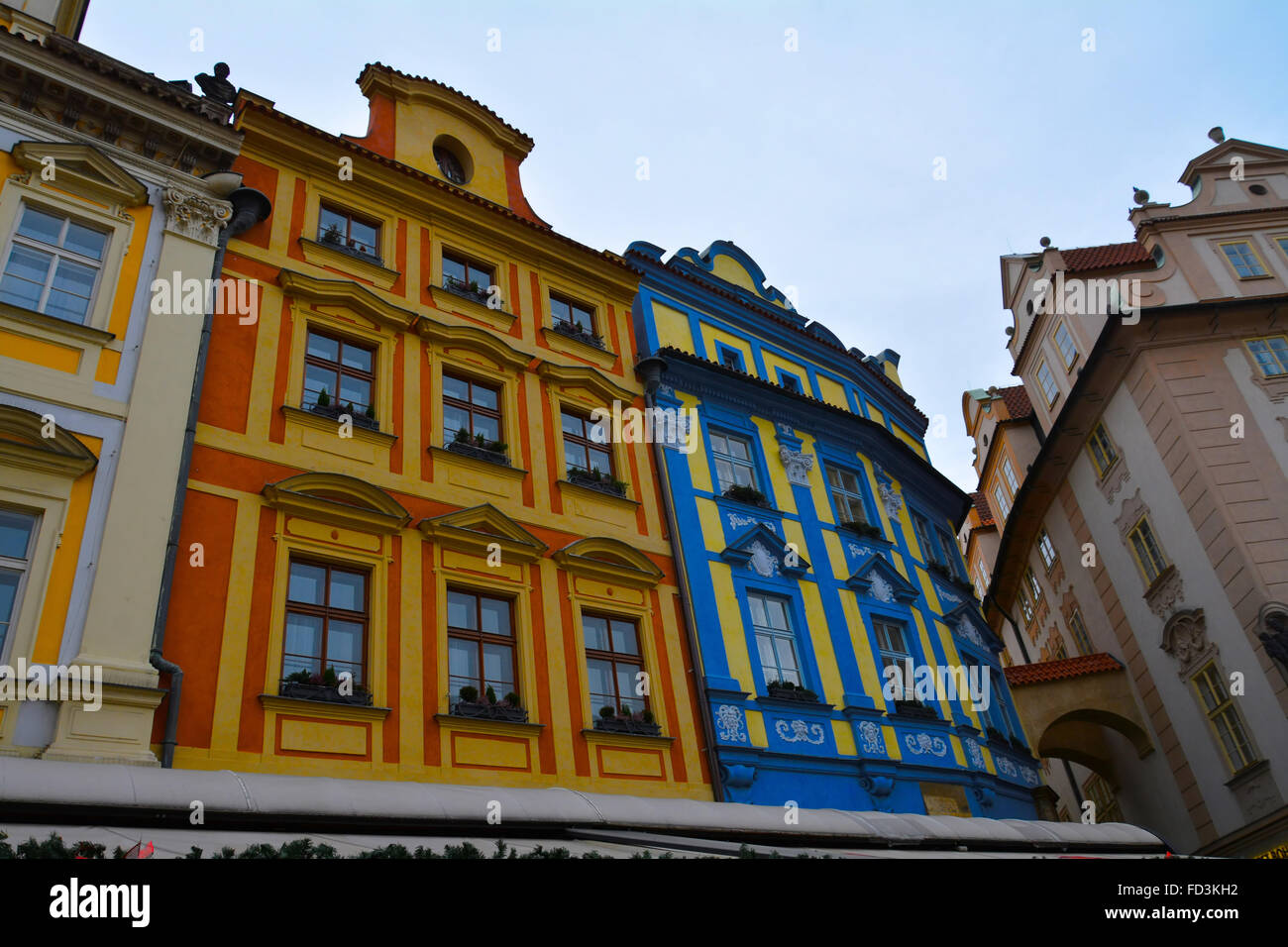 Farbenfrohe Apartments in Prag mit orange, blau und gelb markiert Stockfoto