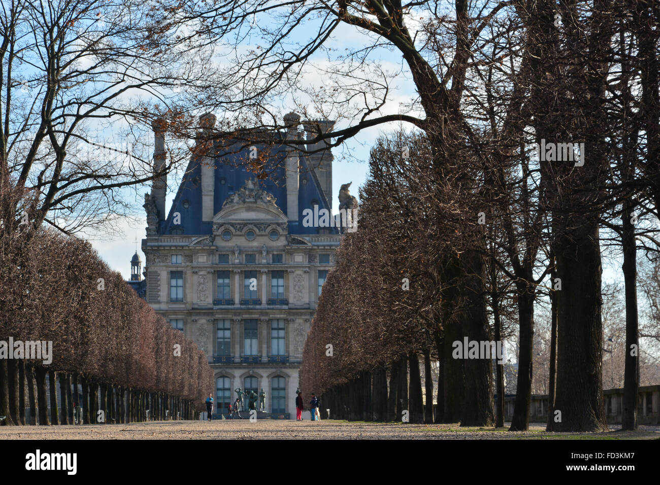 Die Tuilerien am Ende einer von Bäumen gesäumten Pfad, in Paris, Frankreich Stockfoto