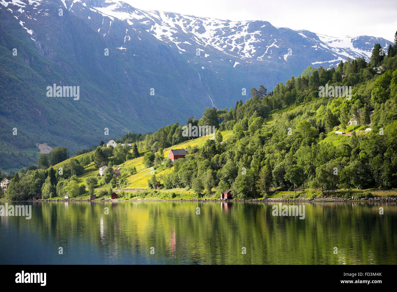 Norwegen, Olden, schöne dramatische Licht und reflektierendes Wasser. Stockfoto