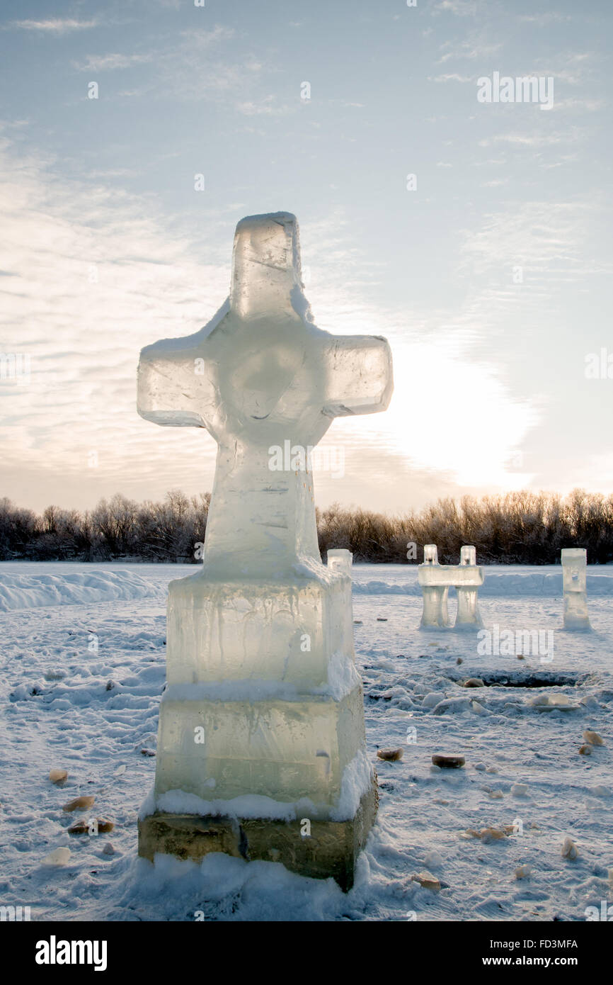 Kreuz aus Eis gemacht Stockfoto