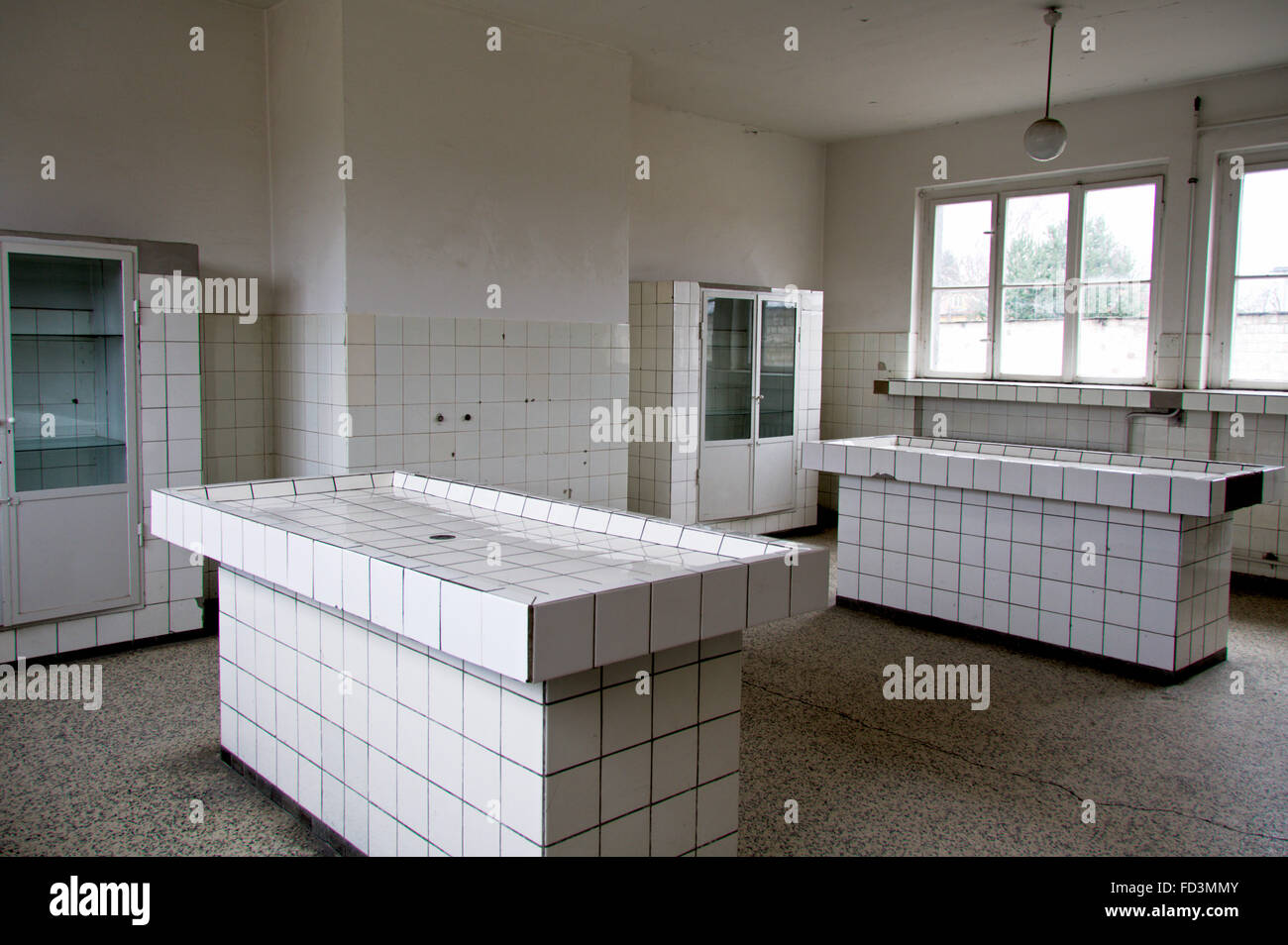 Die leichenhalle in Sachsenhausen Konzentrationslager mit sezieren Tabellen Stockfoto