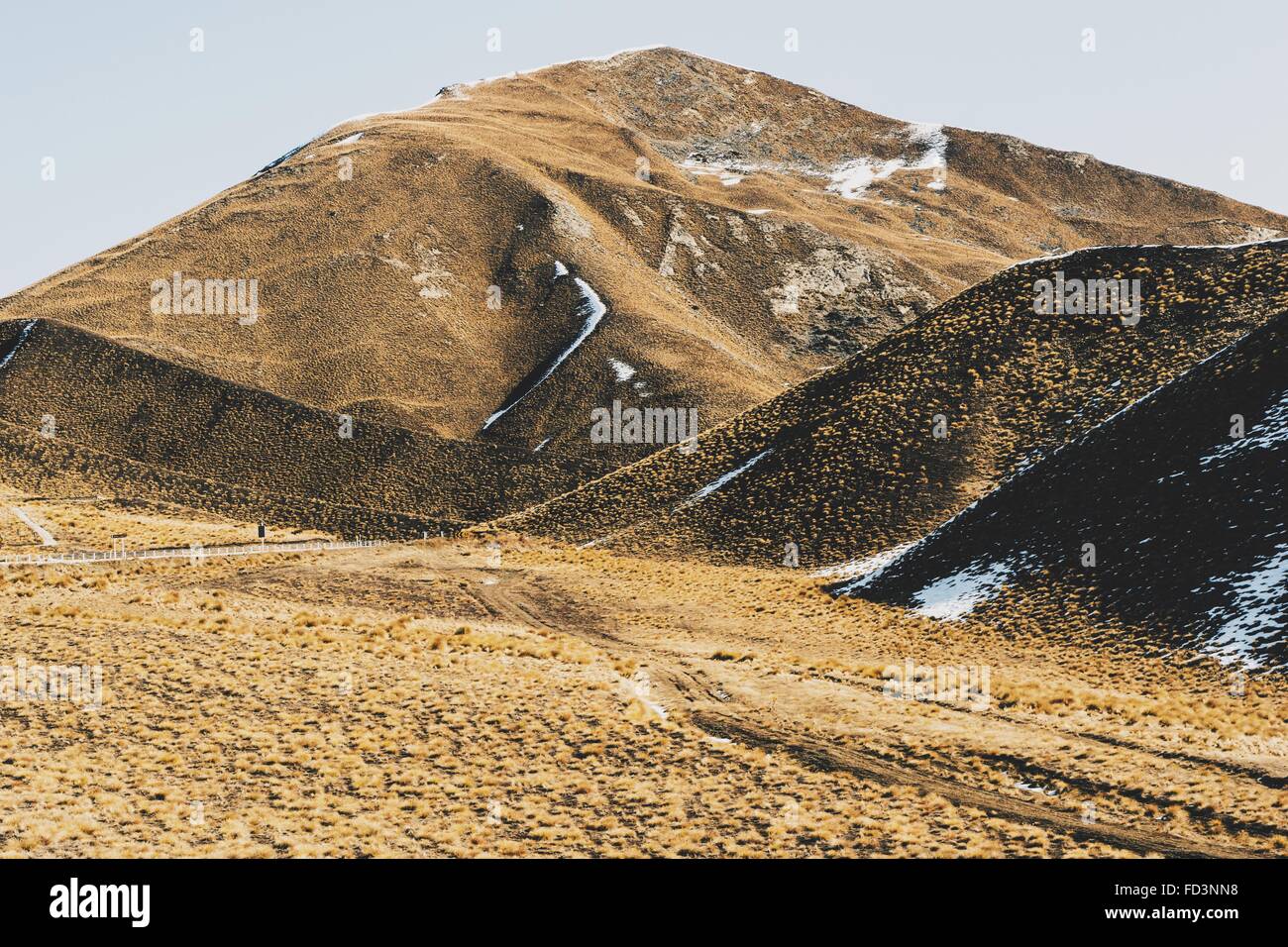 Lindis pass an einem sonnigen Morgen von Neuseeland mit ein wenig Schnee. Stockfoto