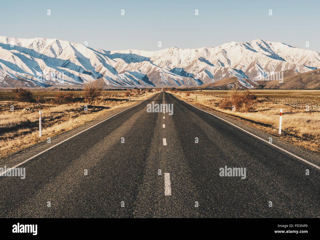 Mitte der Straße irgendwo auf der Südinsel von schönen Neuseeland mit Vista Gebirgshintergrund. Stockfoto