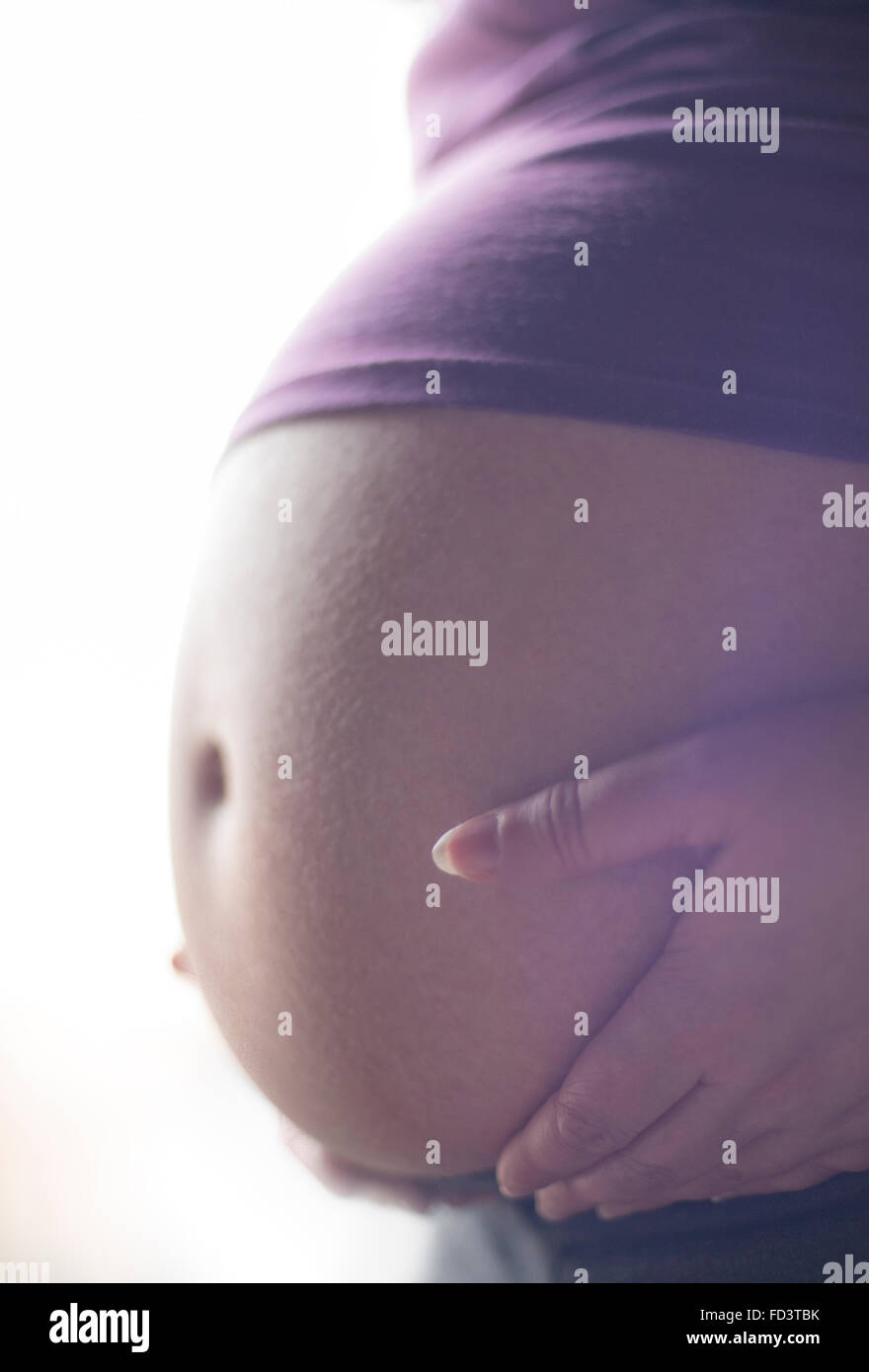 Frau schwanger baby Bauch mit Händen auf dem Bauch Stockfoto