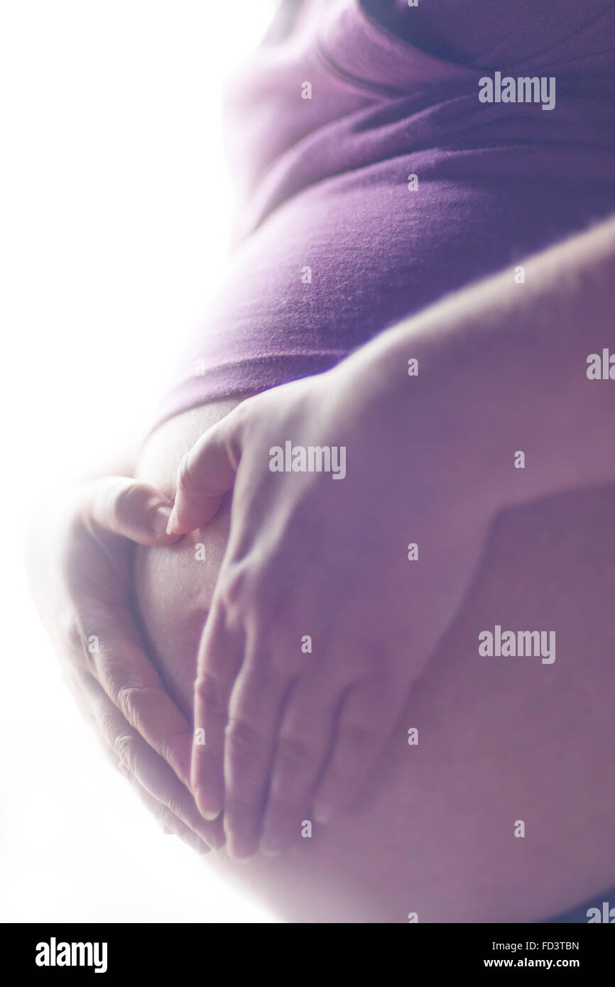 Hände formen ein Herz für die schwangere Mutter baby Bauch Stockfoto