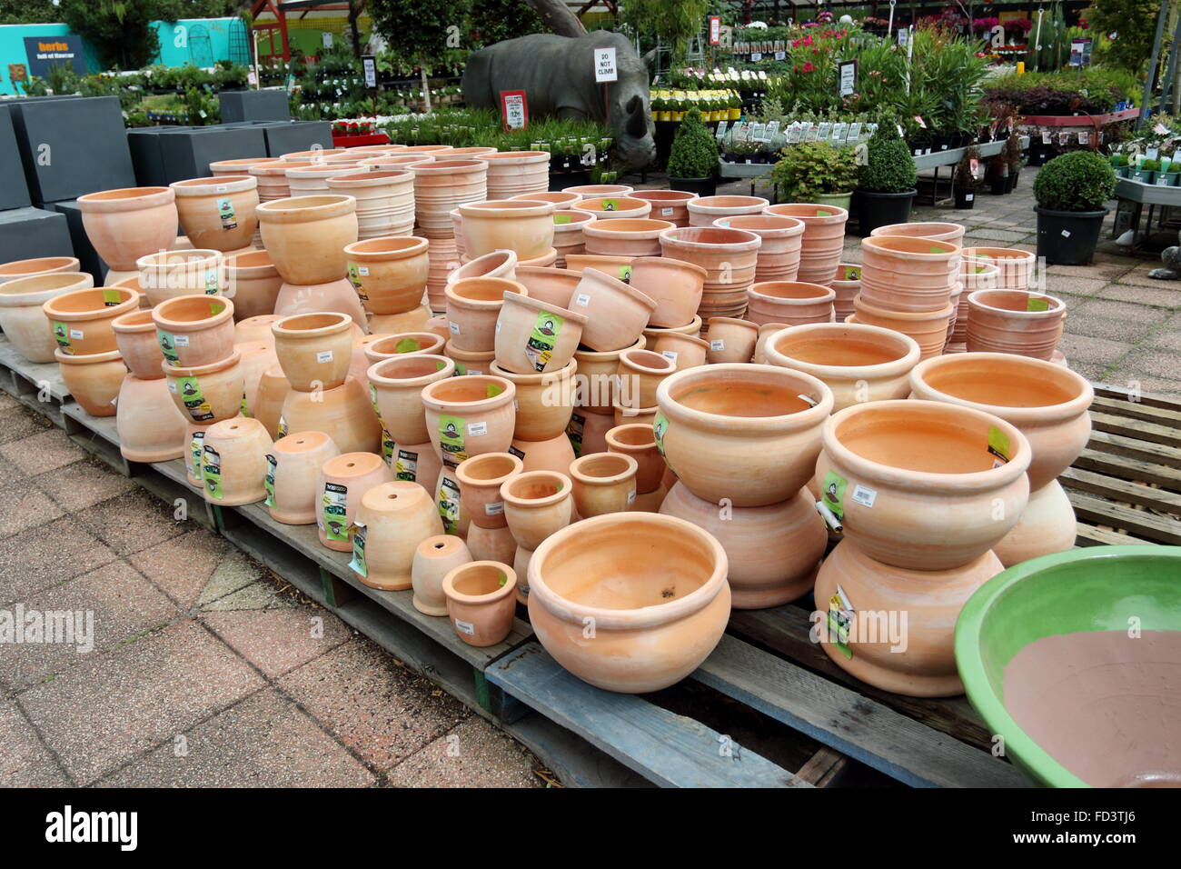 Terrakotta-Töpfe zum Verkauf an Garten Baumschule Stockfoto