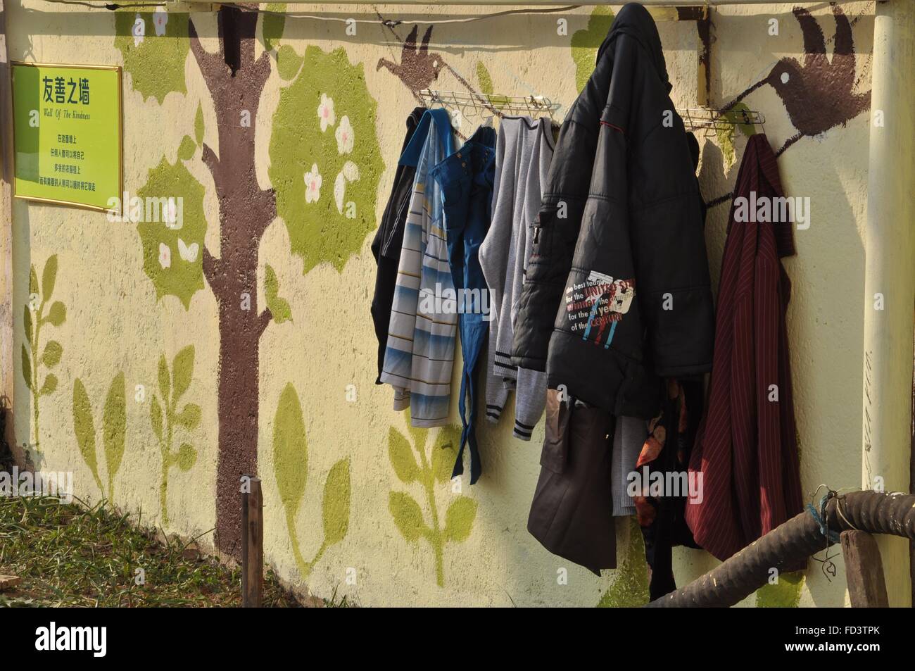 Zhumadian, Zhumadian, CHN. 26. Januar 2016. Wand der Güte wie derjenige im Iran zeigt in der Stadt. Menschen können hier ihre vakanten Kleidung hängen, um Spenden für andere. © SIPA Asien/ZUMA Draht/Alamy Live-Nachrichten Stockfoto