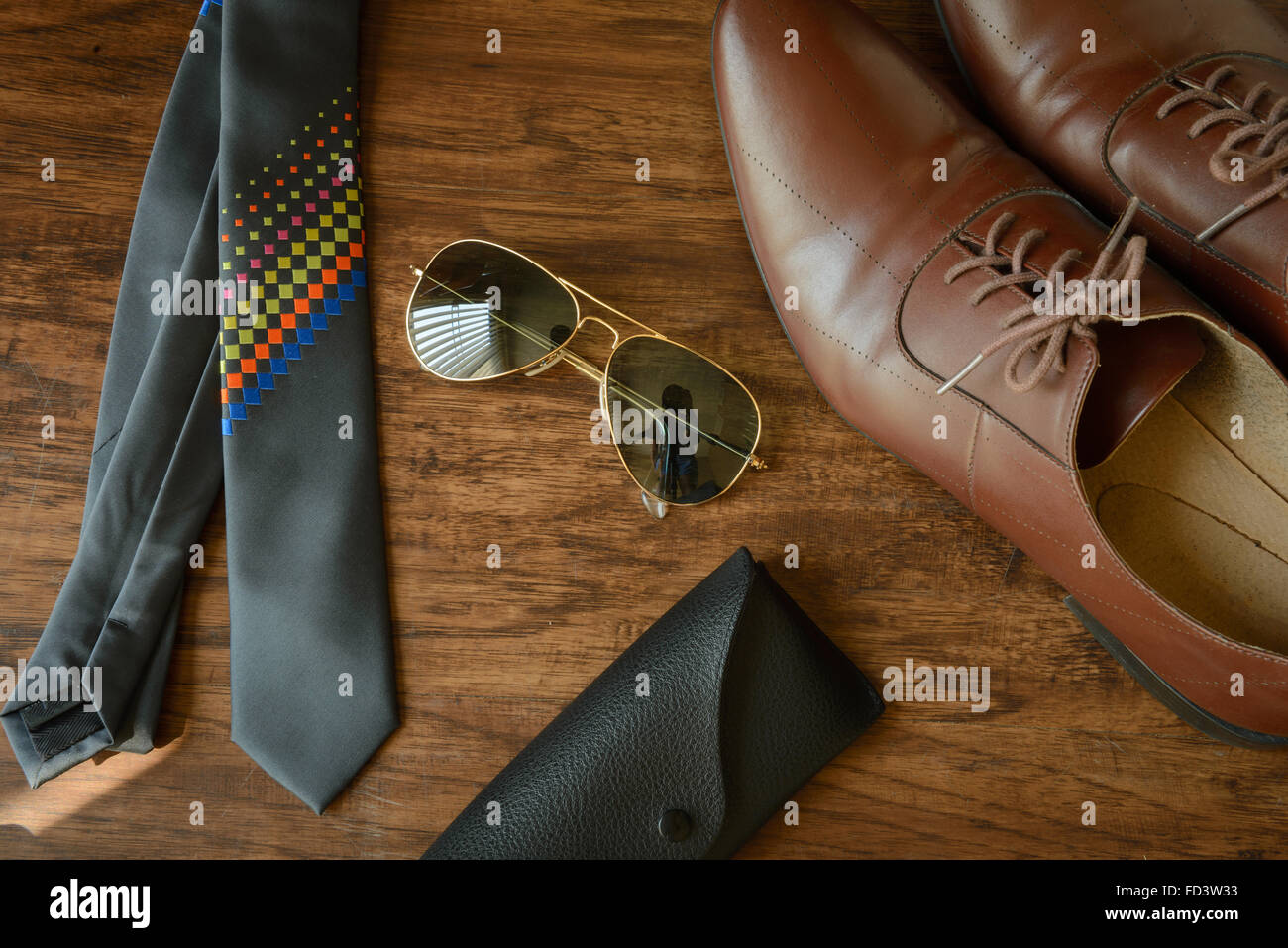 Braune Lederschuhe und Krawatte, Sonnenbrille Stockfoto