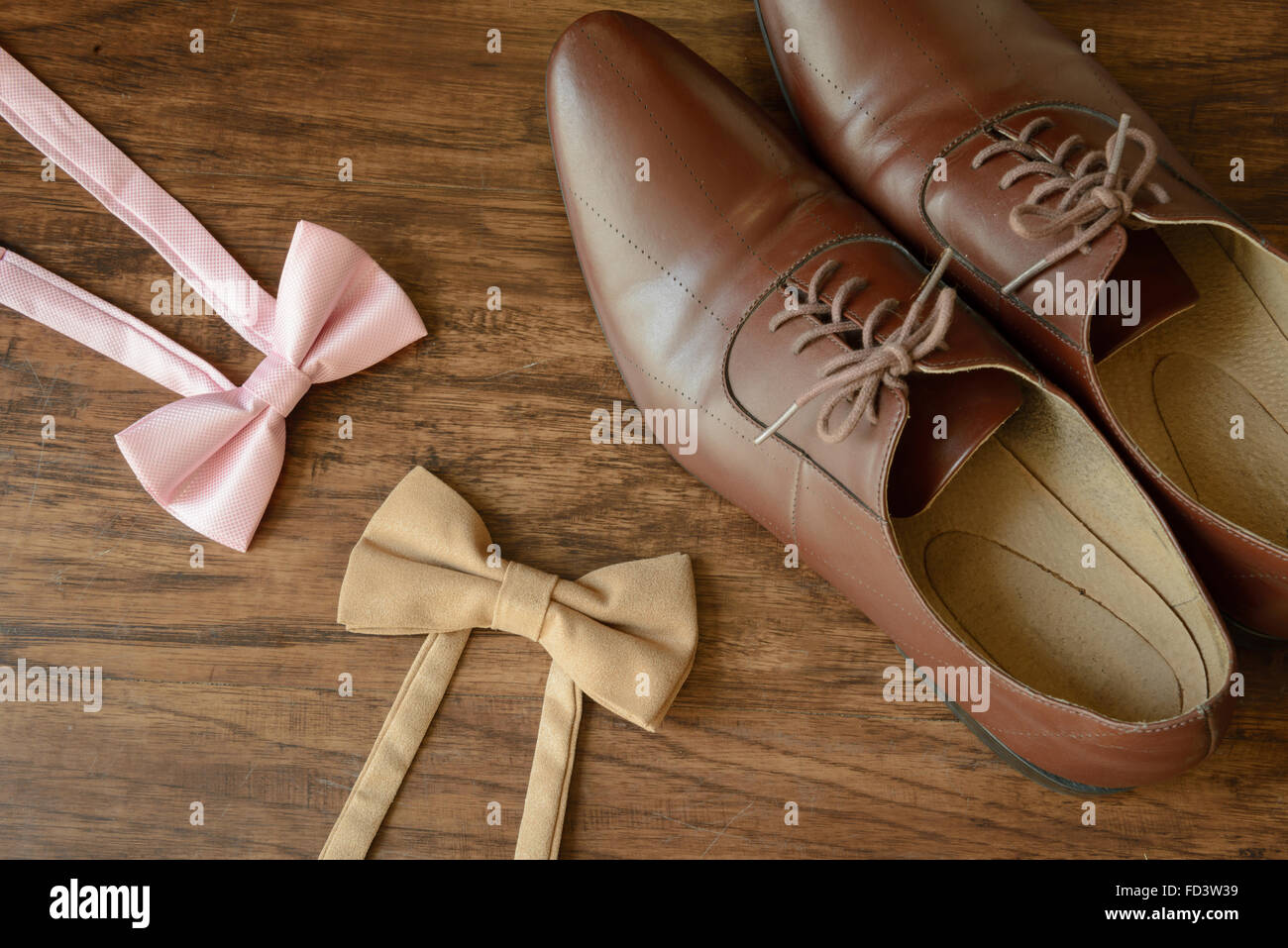 Männer Zubehör Bowtie und braune Schuhe Stockfoto
