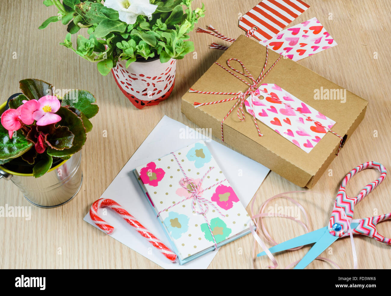 Valentinstag-Geschenkbox und handgefertigte Karten Stockfoto