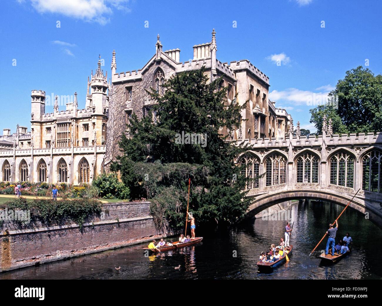 Stocherkähne Segeln unter Seufzer-Brücke über den Fluss Cam am St. Johns College in Cambridge, Cambridgeshire, England, UK. Stockfoto