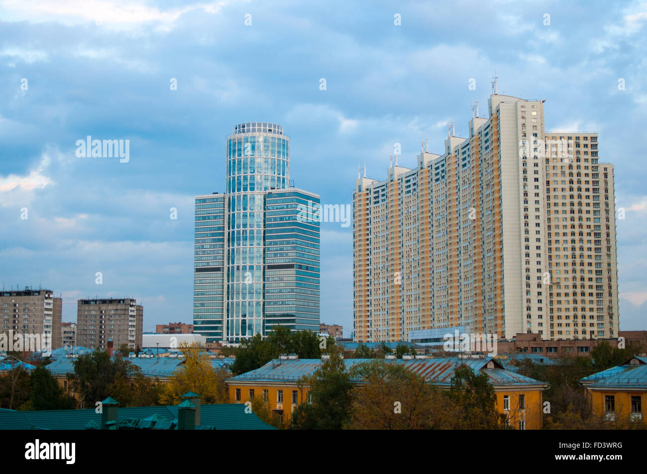 Modernes Gebäude in Moskau, aus dem Fenster geschossen Stockfoto