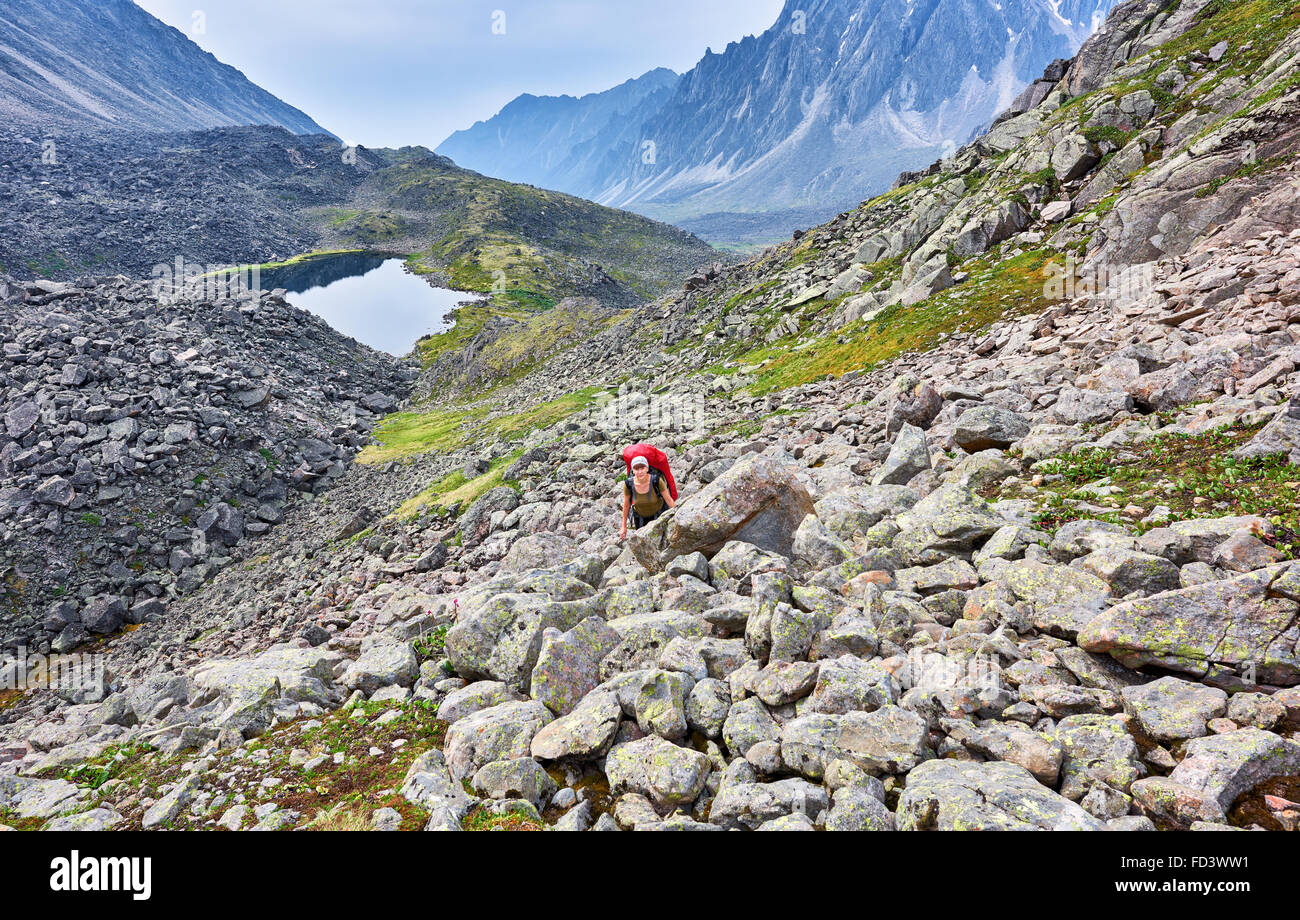 Wandern. Frau steigt die Neigung zwischen großen Steinen. Ost-Sibirien. Russland Stockfoto