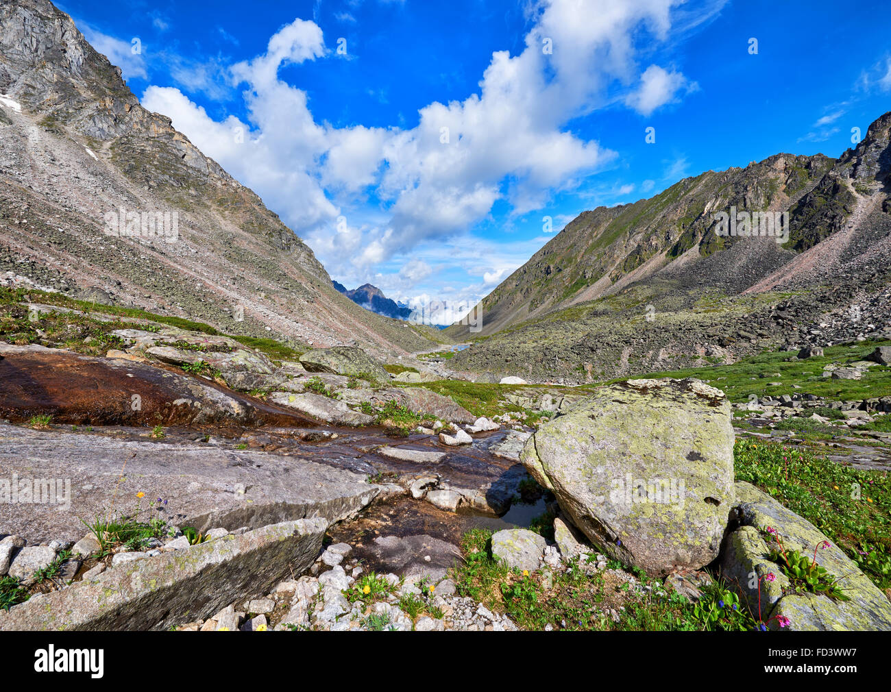 Creek mit fließendem Wasser für einen monolithischen Stein Tafel im u-förmigen Tal. Östlichen Sayan. Russland Stockfoto