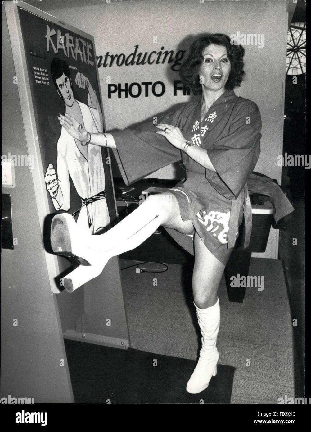 1972 - Amusement Trades Jahresausstellung. Neue Karate Spiel? Das Amusement Trades Jahresausstellung ist im Alexandra Palace, London statt. Foto zeigt: In der Ausstellung ist die neue Brunswick Karate Spiel, ein super schnell zwei-Spieler-Action-Spiel der orientalischen Kampfkünste. Realistische Kampfgeschehen umfasst Ton, Bewegung und Licht. Spieler treten gegeneinander an, die beleuchteten Kreise schlagen; Kreise Änderung sofort, wie sie beleuchtet werden. Passen Sie Reflexe und Hand-Auge Koordination Geschwindigkeit. Das neue Spiel ausprobieren, in Karate Outfit gekleidet ist 25 Jahre alten Jackie Humphries, der Wallington. (Credi Stockfoto