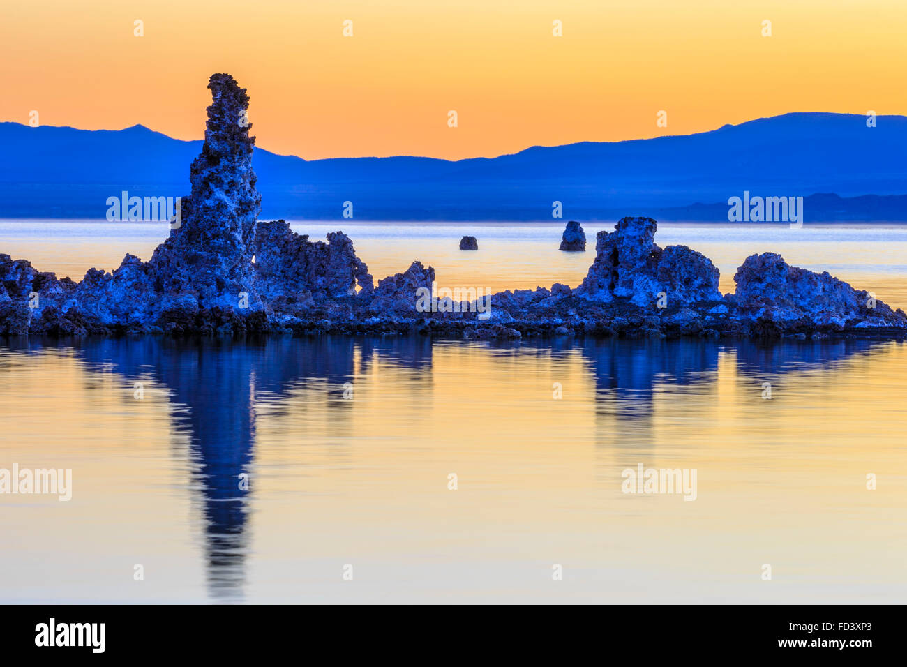 Mono Lake und Kalktuff-Formationen in der Abenddämmerung, California Stockfoto