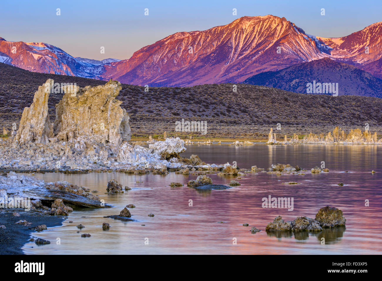 Mono Lake und Kalktuff-Formationen bei Sonnenaufgang, California Stockfoto
