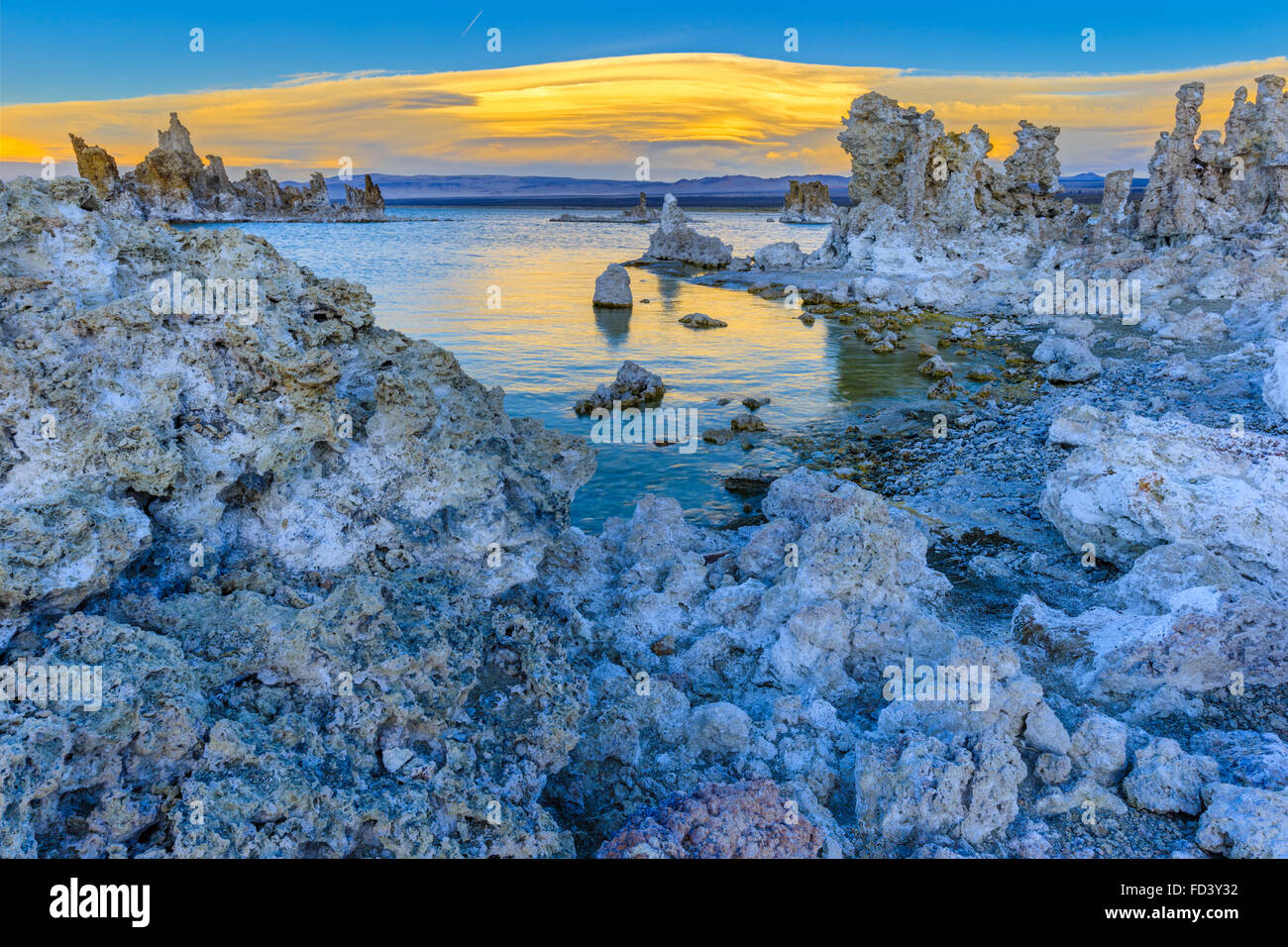 Mono Lake und Kalktuff-Formationen, California Stockfoto