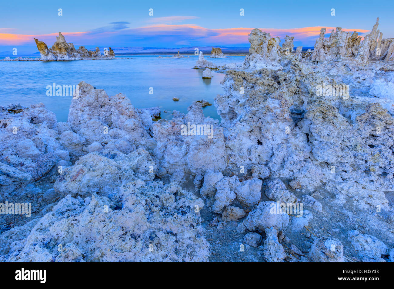 Mono Lake und Kalktuff-Formationen bei Sonnenuntergang, California Stockfoto