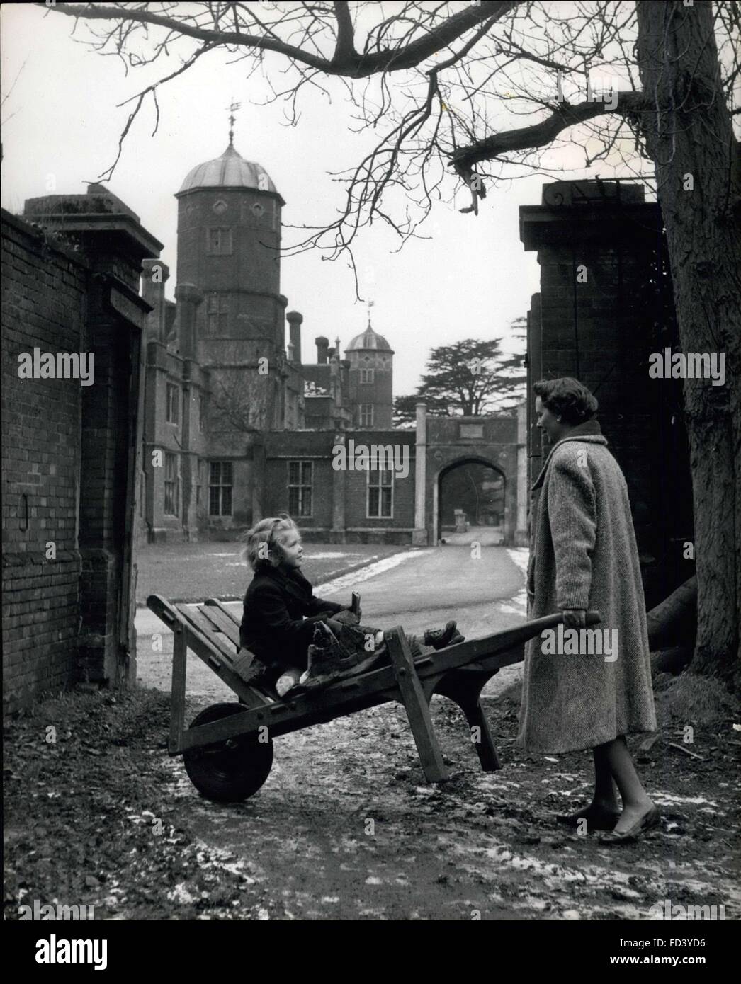 1962 - eine Gräfin sammelt Holz für das Feuer von den Stammsitz: Lady Darnley Räder einem Grabhügel der Beine Cobham Hall, wenn Holz als eine Maßnahme der Wirtschaft möglichst verwendet wird. Ihre Tochter Harriot hat eine Fahrt. © Keystone Bilder USA/ZUMAPRESS.com/Alamy Live-Nachrichten Stockfoto