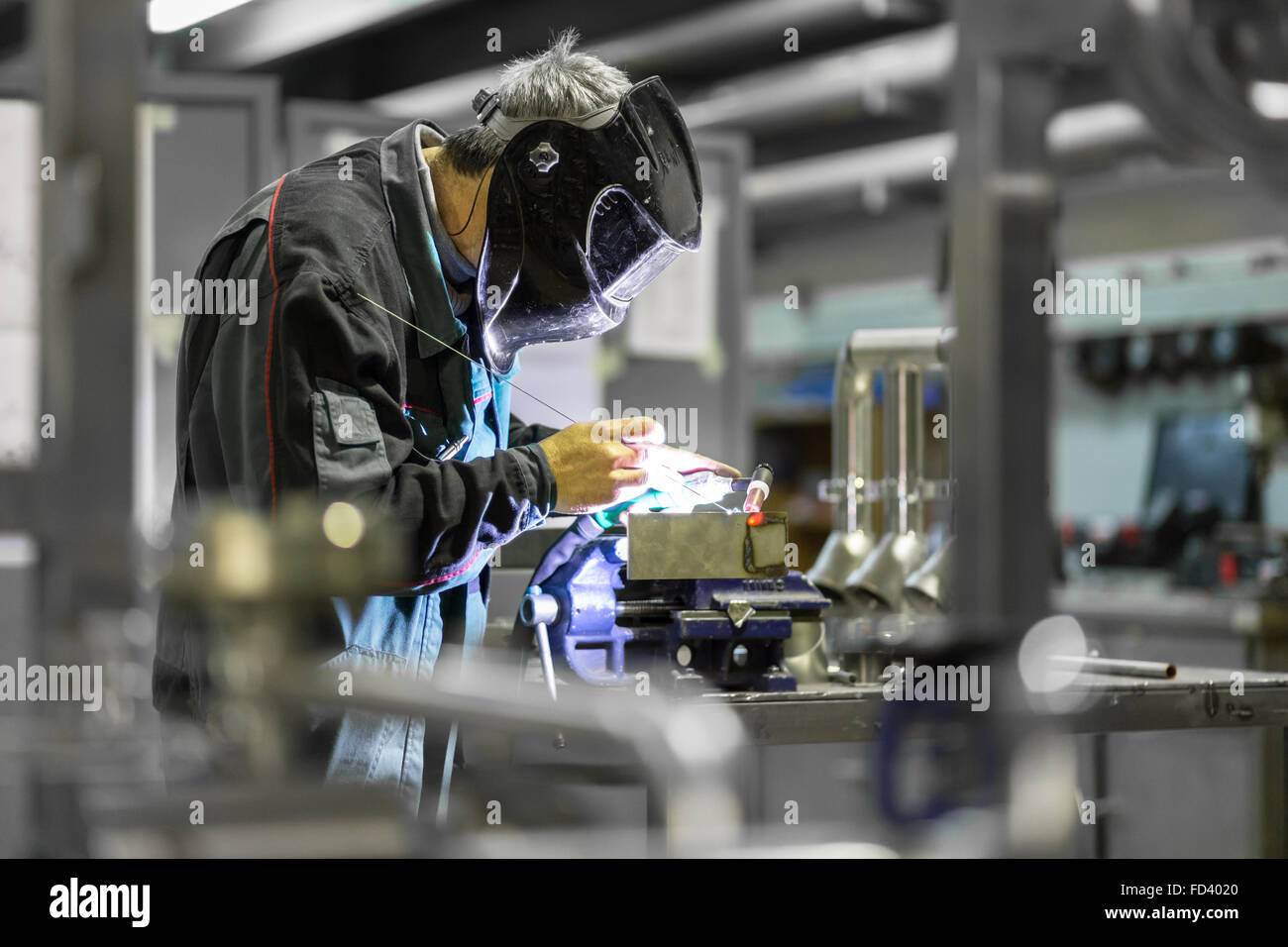 Industriearbeiter in Metallfabrik Schweißen. Stockfoto