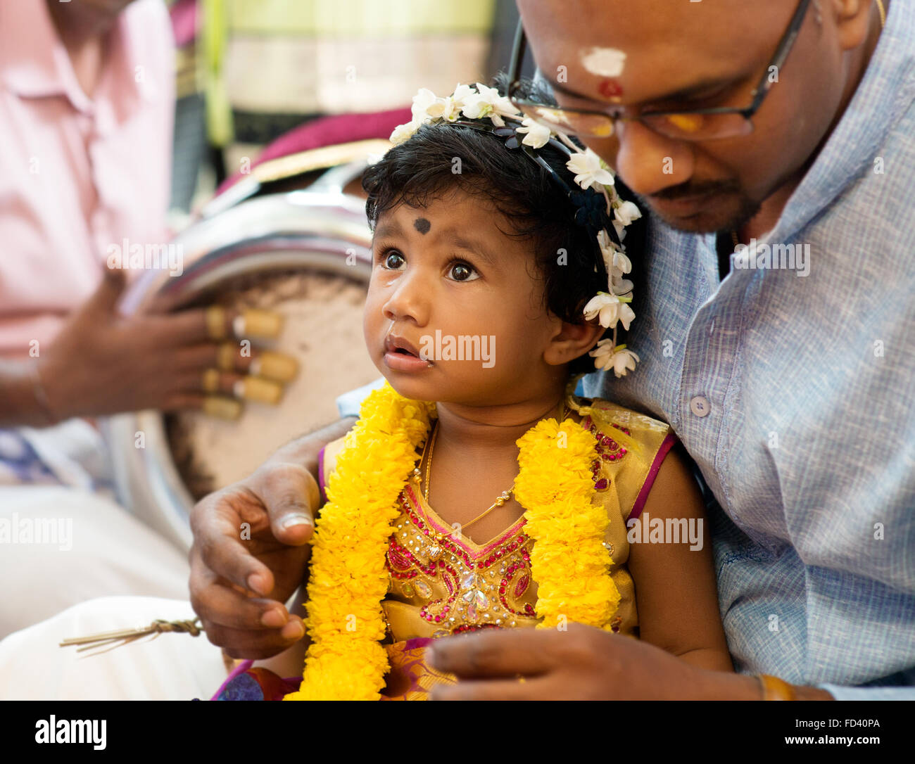 Babymädchen erhielt Gebete aus den Karnvedh Ereignissen. Traditionelle indische Hindus Ohrlochstechen Zeremonie. Indien spezielle Rituale. Stockfoto