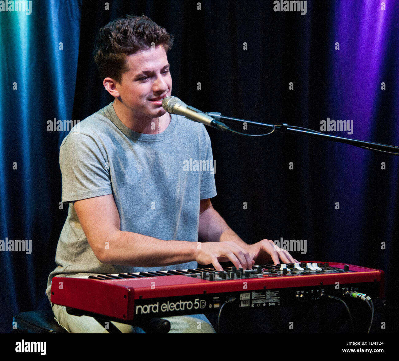 Bala Cynwyd, Pennsylvania, USA. 27. Januar 2016. US-amerikanischer Singer-Songwriter Charlie Puth besucht Q102 Stockfoto