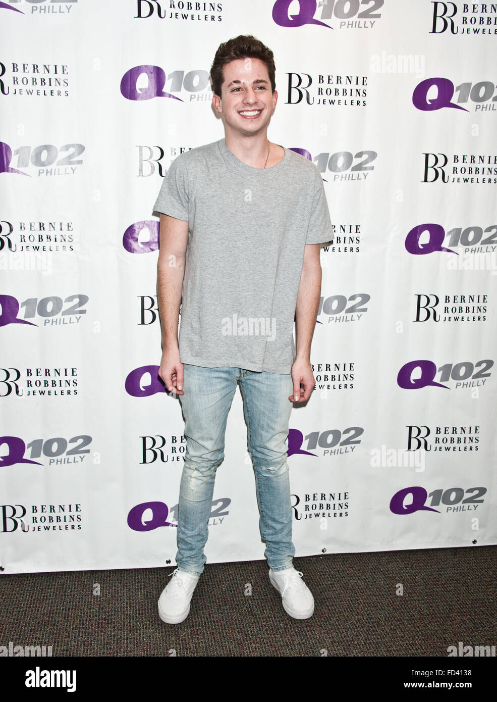 Bala Cynwyd, Pennsylvania, USA. 27. Januar 2016. US-amerikanischer Singer-Songwriter Charlie Puth besucht Q102 Stockfoto