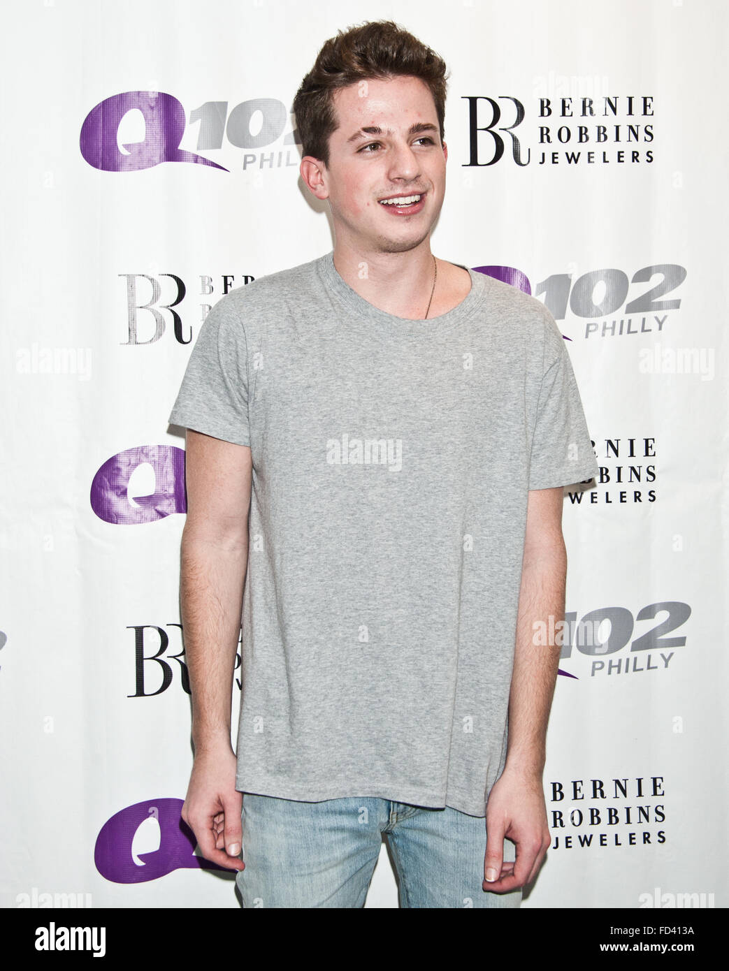 Bala Cynwyd, Pennsylvania, USA. 27. Januar 2016. US-amerikanischer Singer-Songwriter Charlie Puth besucht Q102 Stockfoto