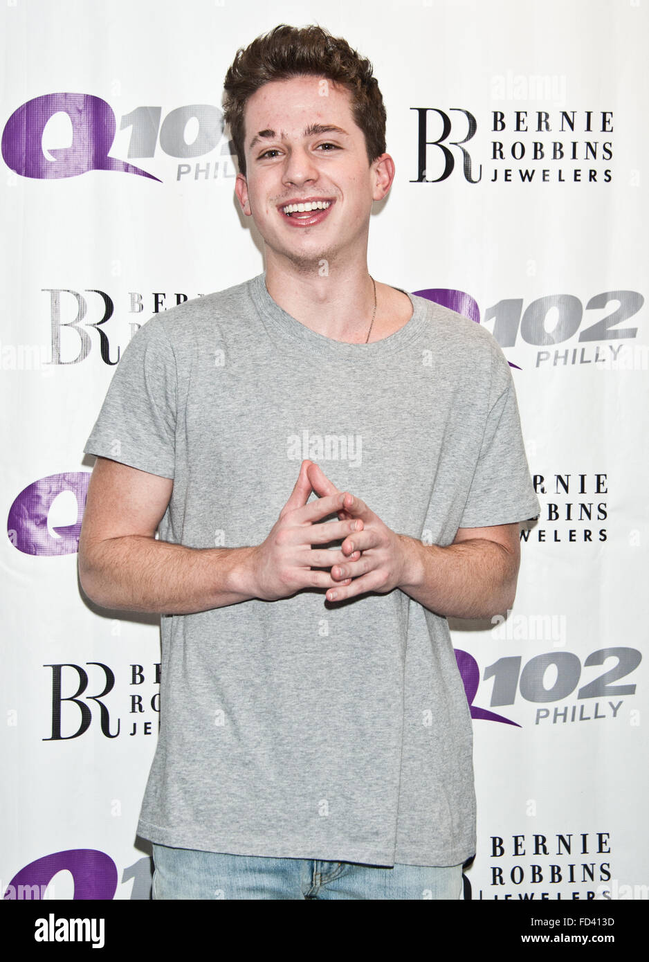 Bala Cynwyd, Pennsylvania, USA. 27. Januar 2016. US-amerikanischer Singer-Songwriter Charlie Puth besucht Q102 Stockfoto