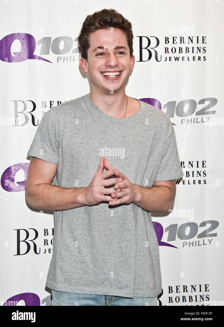 Bala Cynwyd, Pennsylvania, USA. 27. Januar 2016. US-amerikanischer Singer-Songwriter Charlie Puth besucht Q102 Stockfoto
