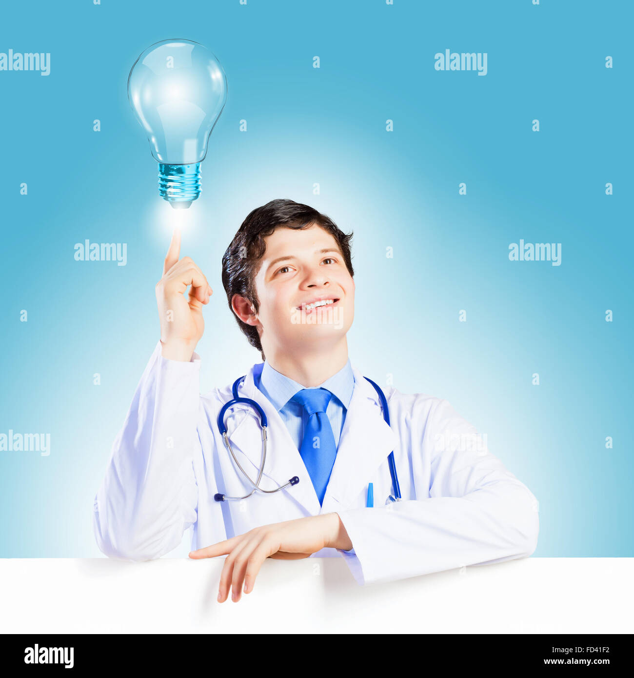 Bild der schönen Arzt halten weiße leeres banner Stockfoto