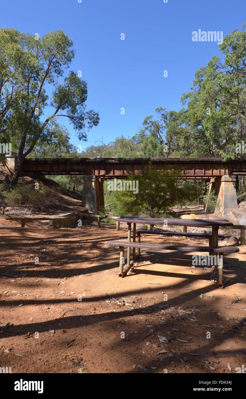 Ein Picknick-Tisch und Brücke der Eisenbahn Reserven Heritage Trail in John Forrest Nationalpark, Western Australia Stockfoto