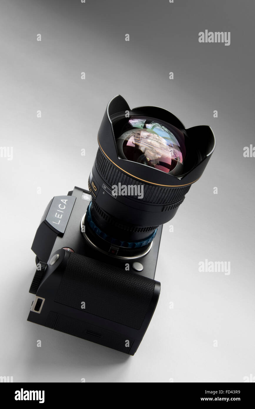Leica SL Kameragehäuse mit Nikon 14mm super-Weitwinkel-Objektiv ausgestattet. Stockfoto