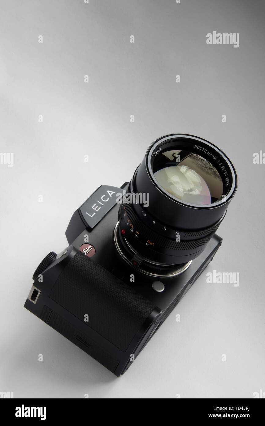 Leica SL Kameragehäuse mit der klassischen Leica M, F0.95 Noctilux 50mm-Objektiv ausgestattet. Stockfoto